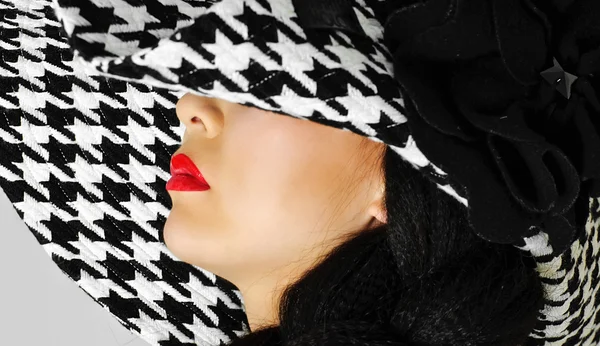 Labios rojos y sombrero negro blanco —  Fotos de Stock