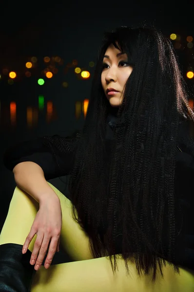 Esmer Asyalı model oturma — Stok fotoğraf