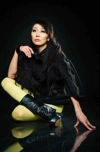 Sedící bruneta asijský model — Stock fotografie