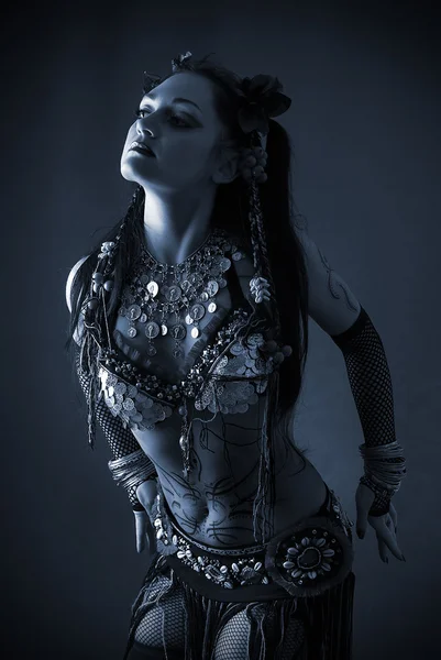 Tribal dansator în albastru întuneric — Fotografie, imagine de stoc