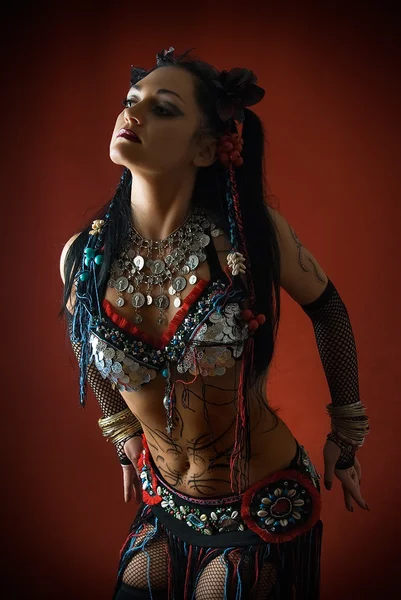 Dançarina tribal no escuro — Fotografia de Stock