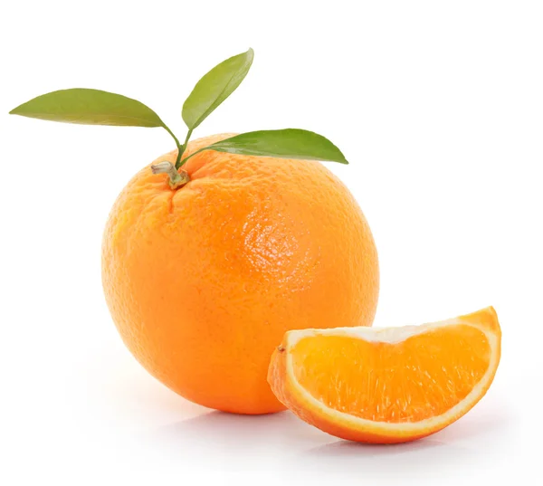 Апельсин на белом фоне — стоковое фото