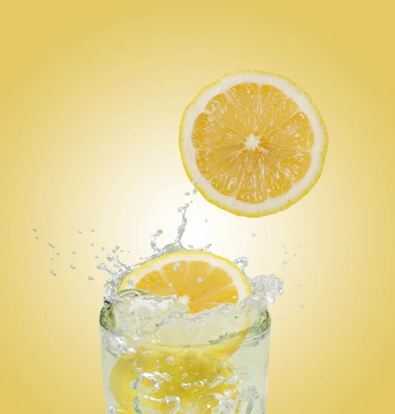 Succo che cade del limone succulento — Foto Stock
