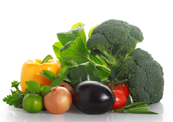 白い背景の上に新鮮な野菜 — ストック写真