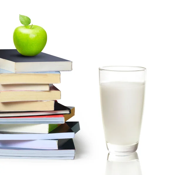 Книги и яблоко — стоковое фото
