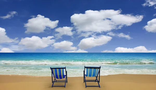 Cadeiras de praia em perfeito tropical — Fotografia de Stock