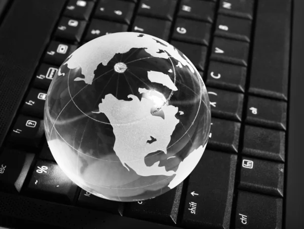 Globus auf Tastatur — Stockfoto