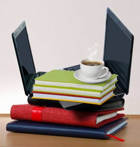 Pilha de livros com um laptop — Fotografia de Stock