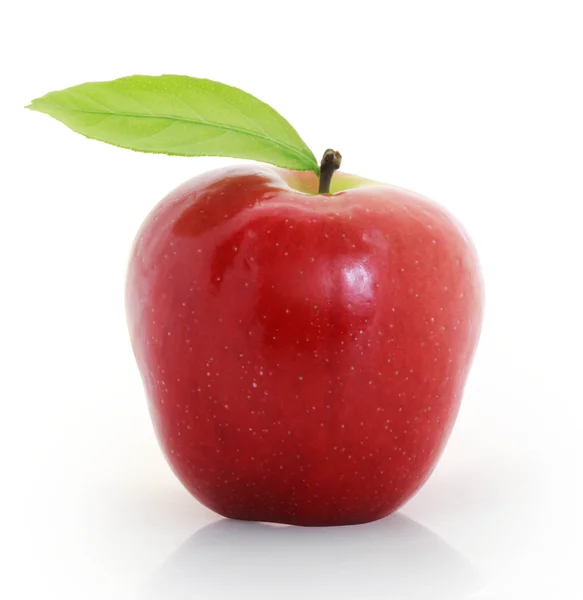 Κόκκινο μήλο σε λευκό φόντο — Φωτογραφία Αρχείου