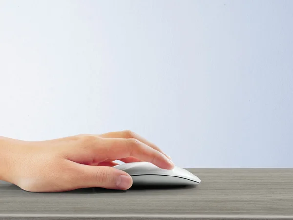 Компьютерная мышь в руке — стоковое фото