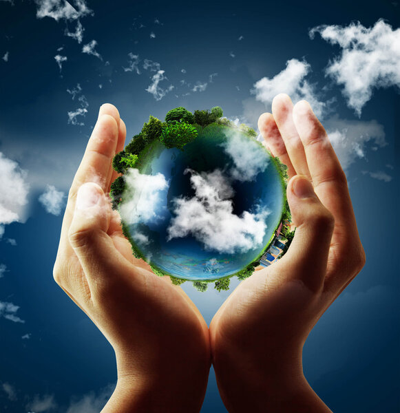 Держа глобус в руке
