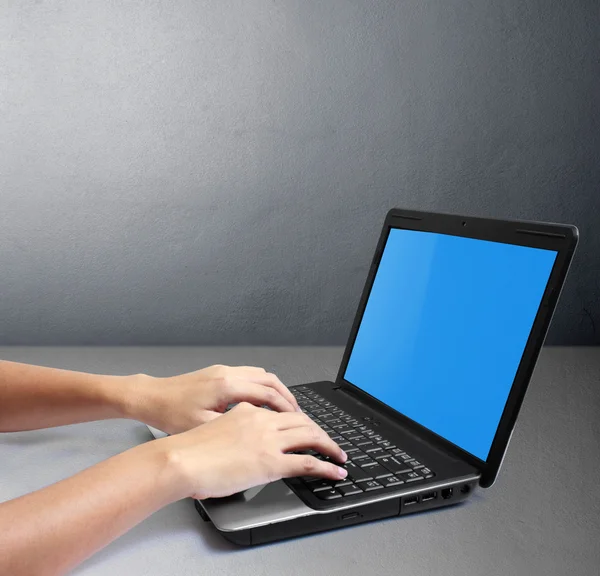Handen op een laptop — Stockfoto