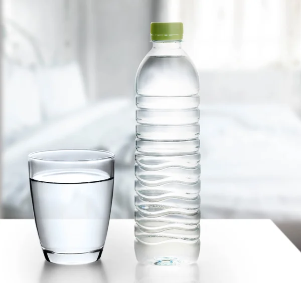Botella de agua y vidrio — Foto de Stock