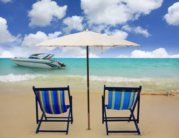 Sillas de playa en tropical perfecto — Foto de Stock