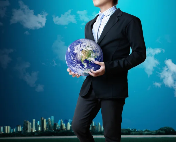 Globe in zijn hand — Stockfoto