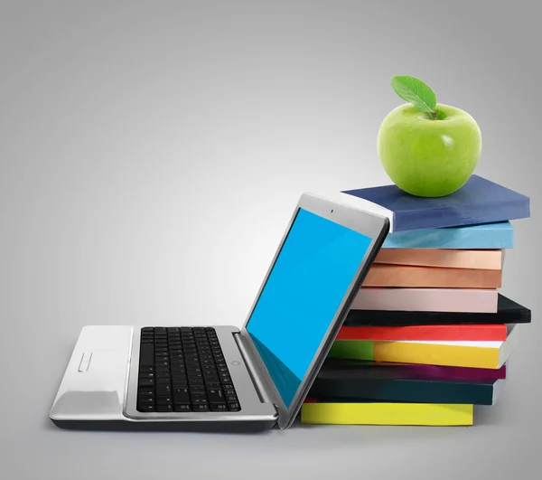 Manzana roja en libros y portátil — Foto de Stock