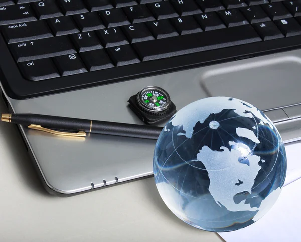 Globo en el teclado — Foto de Stock