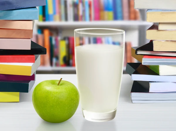 Libros y manzana —  Fotos de Stock