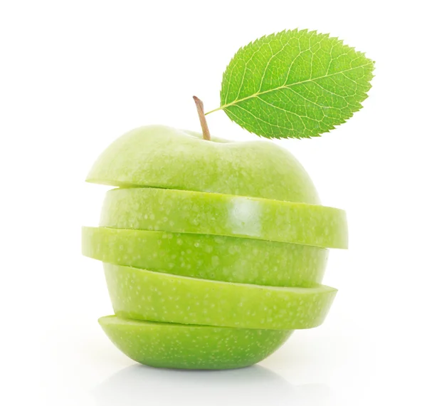 Zielone jabłko pokrojone i — Zdjęcie stockowe