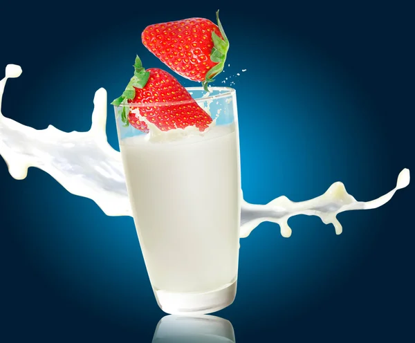 Morango e leite — Fotografia de Stock
