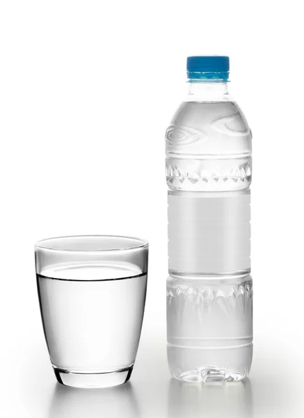 Бутылка воды и стекла — стоковое фото