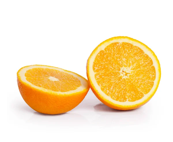 Πορτοκαλί σε λευκό φόντο — Φωτογραφία Αρχείου