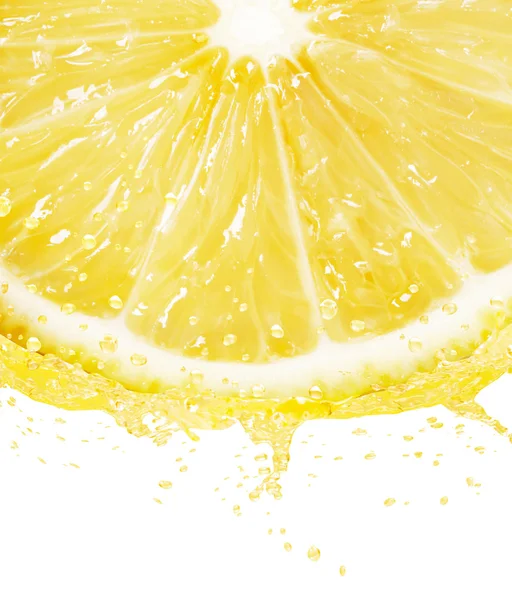 Сок падает из сочного лимона — стоковое фото