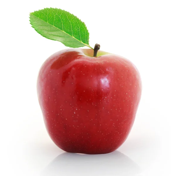 Rødt eple på hvit bakgrunn – stockfoto