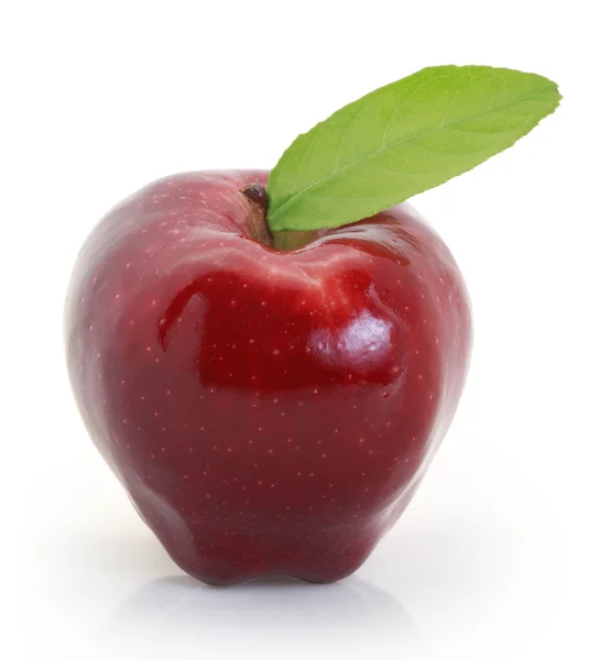Червоне яблуко на білому тлі — стокове фото