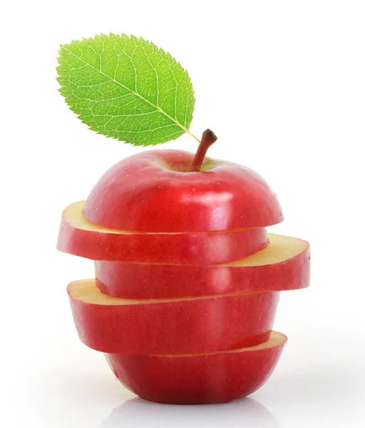 Červené jablko nakrájené — Stock fotografie