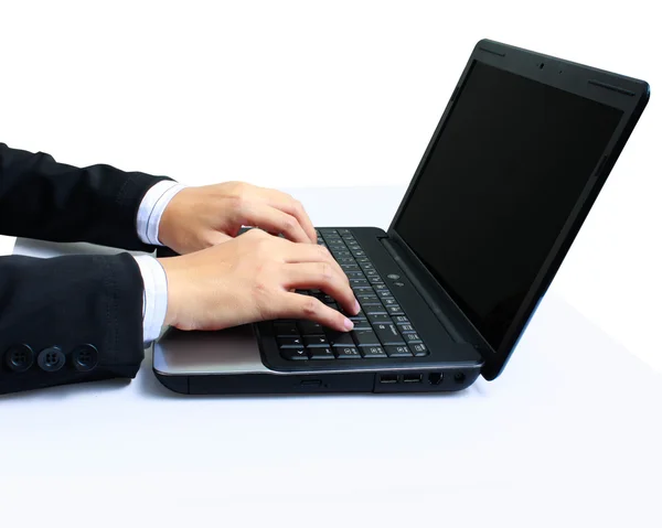 Handen op een laptop — Stockfoto