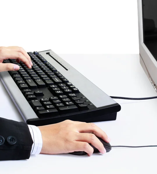 Handen te typen op het computertoetsenbord — Stockfoto