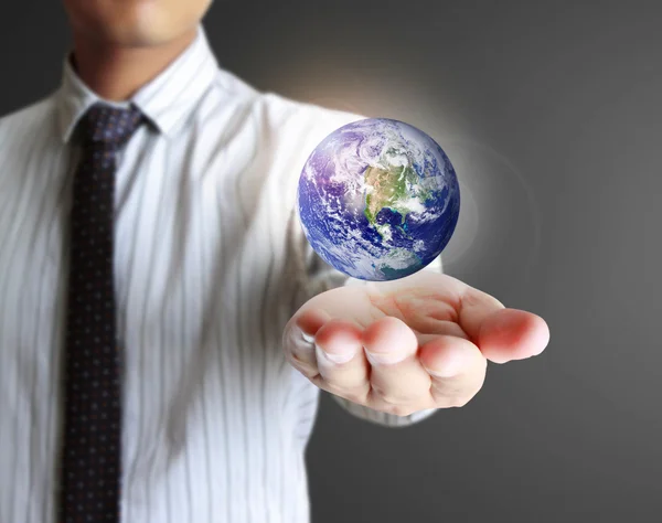 Globe in zijn handen. aarde afbeelding geboden door nasa. — Stockfoto