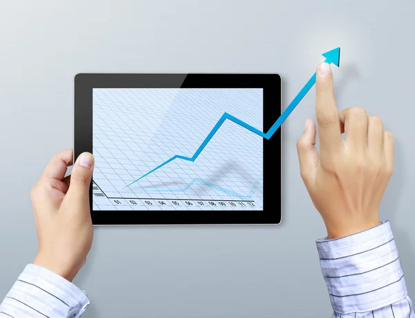 Hand aanraking grafiek op de Tablet PC — Stockfoto