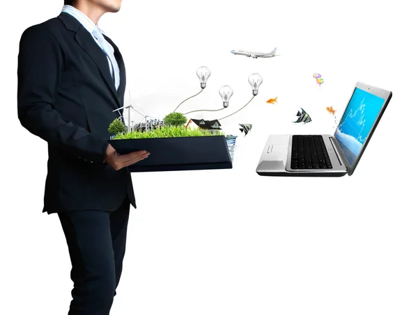 Üzletember néz laptop és csatlakoztassa a fájlt — Stock Fotó