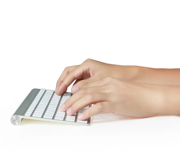 Mãos digitando no teclado do computador sem fio remoto — Fotografia de Stock