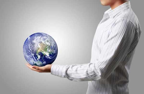 Earth globe in zijn handen, aarde afbeelding geboden door nasa. — Stockfoto