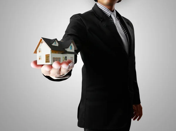Huis in mens een handen — Stockfoto