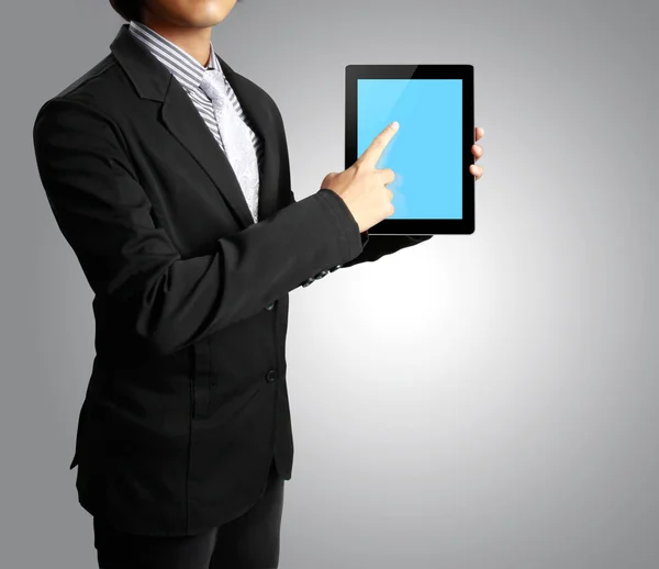 Le mani dell'uomo d'affari stanno tenendo il dispositivo touch screen, tablet — Foto Stock