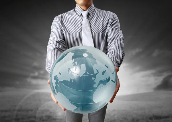 Earth globe in zijn handen — Stockfoto