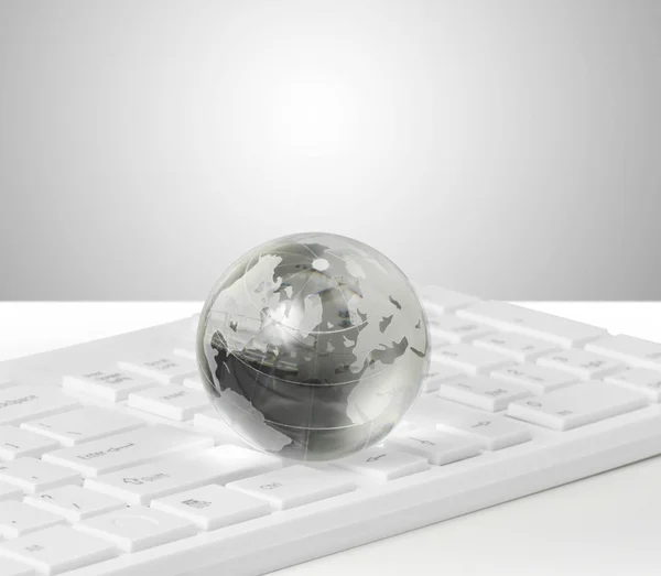 Globe op toetsenbord — Stockfoto