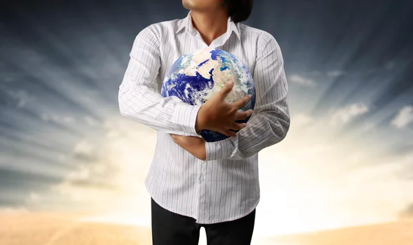 Земной шар в его руках — стоковое фото