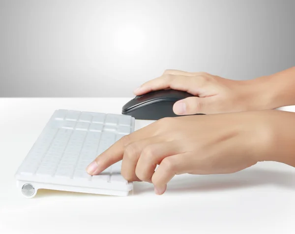 Händer att skriva på fjärrdatorn trådlösa tangentbordet — Stockfoto