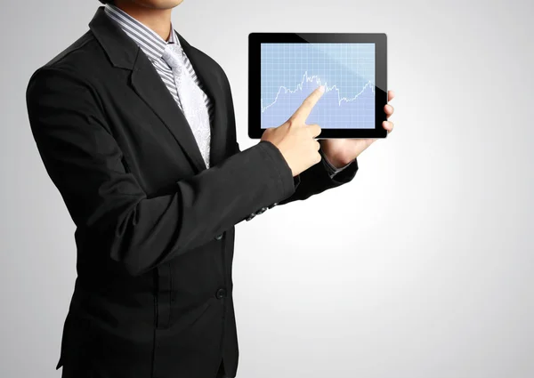 Указание на сенсорный экран планшета в руке — стоковое фото