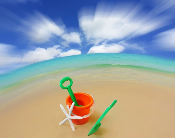 Secchio di sabbia in spiaggia — Foto Stock