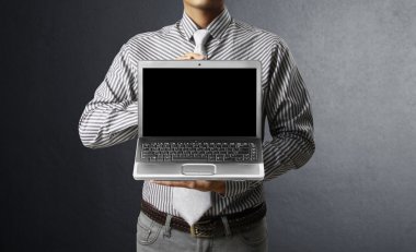 iş adamı holding laptop