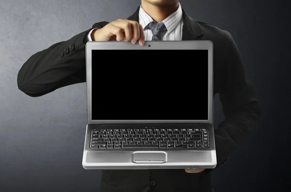 Homem de negócios segurando laptop — Fotografia de Stock