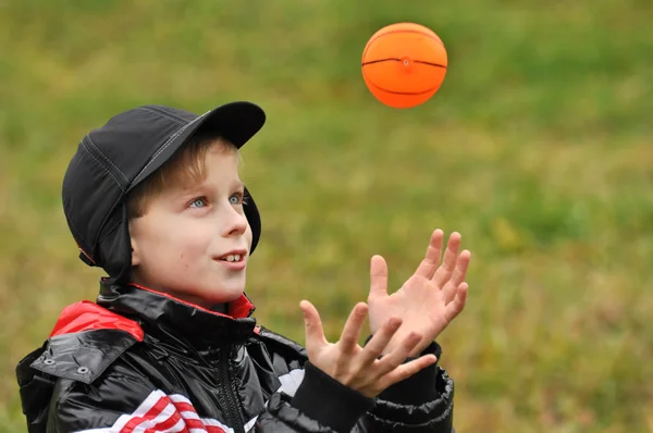 Хлопчик грає в м'яч — стокове фото