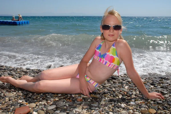 在海滩上的女孩 — 图库照片