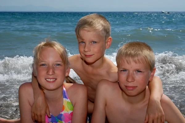 De gelukkige kinderen op een strand — Stockfoto